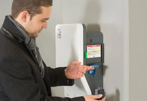 Borne de recharge et batterie de stockage